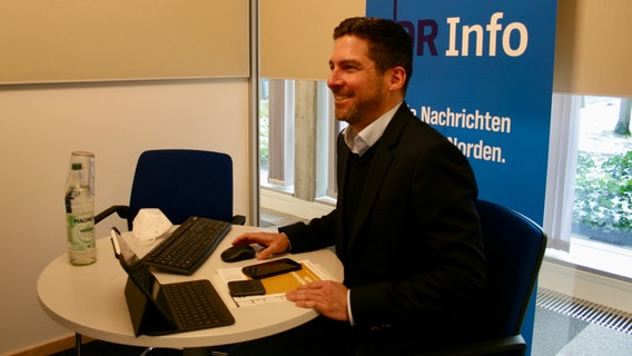 Adrian Feuerbacher bei der Diskussion "NDR Info im Dialog" am 31.03.22 zum Thema Gendern. © NDR Foto: Jenny von Gagern