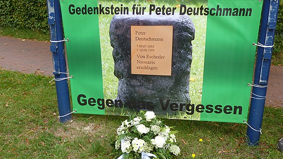 Ein Plakat zum Gedenken an Peter Deutschmann in Eschede. © NDR Foto: Angela Hübsch