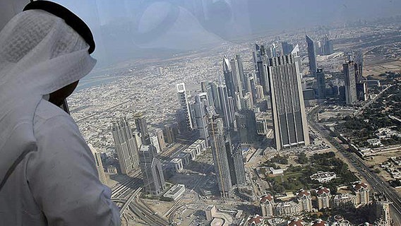 Blick aus dem 124. Stock des Burj Khalifa, Dubai. © picture alliance Foto: Ali Haider