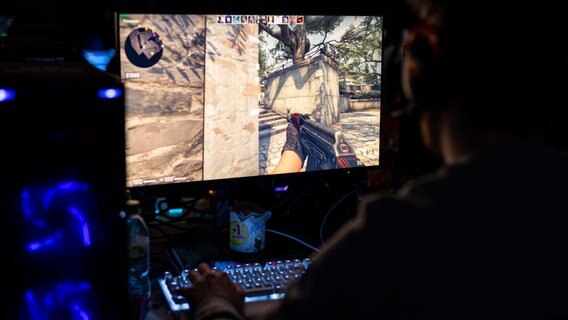 Ein Besucher der "DreamHack" sitzt vor einem Computerbildschirm auf einer LAN-Party in den Messehallen Hannover und spielt das Spiel "Counter-Strike: Global Offensive". © picture alliance/dpa | Michael Matthey 