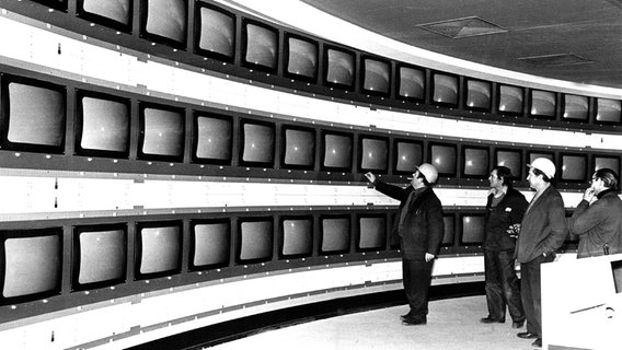 45 Monitore werden ab Eröffnung den Verkehr der sechspurigen Unterführung sowie die Ein- und Ausfahrten überwachen (Aufnahme vom 11. Dezember 1974). © picture-alliance / dpa Foto: Lothar Heidtmann