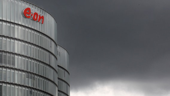 E.ON-Schriftzug an einem Bürogebäude vor bewölktem Himmel. © picture alliance / dpa Foto:  Roland Weihrauch