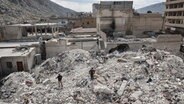 Ein zerstörten Gebäudes nach dem Erdbeben an der türkisch-syrischen Grenze in der syrischen Stadt Melis. © dpa Foto: Anas Alkharboutli