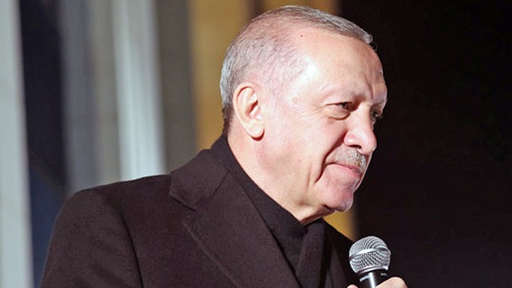 Der türkische Staatspräsident Recep Tayyip Erdogan spricht in ein Mikrofon. © dpa bildfunk/Turkish Presidency 