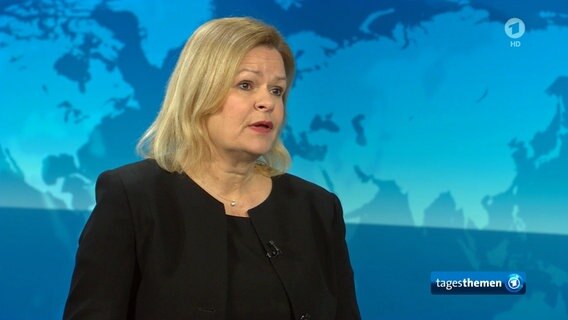 Bundesinnenministerin Nancy Faeser (SPD) im Tagesthemen-Interview. © Screenshot 