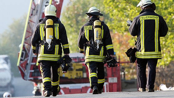 Feuerwehrleute mit Atemgerät © dpa Foto: Franz-Peter Tschauner