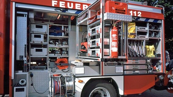 Ausrüstung eines Feuerwehrwagens © imago / Mollenhauer 