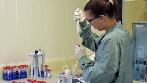 Die Chemikerin Annika Diekmann im Labor. © Helena Grebe  / Deutsches Bergbau-Museum Bochum 