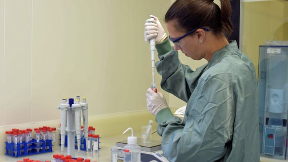 Die Chemikerin Annika Lüttmann (geb. Diekmann) im Labor. © Helena Grebe  / Deutsches Bergbau-Museum Bochum 