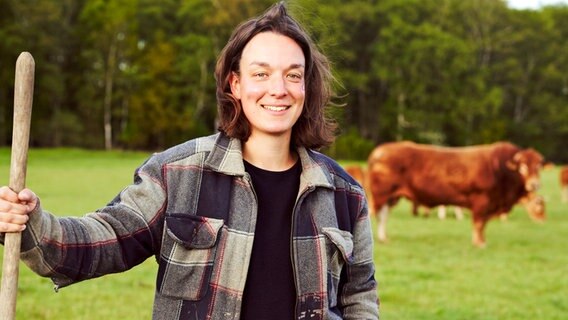 Bio-Bäuerin Elisabeth Fresen steht mit ihren Limousin-Rindern auf einer Weide bei Verden in Niedersachsen. © ABL / Reinhold 