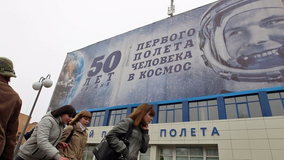 Mädchen gehen an einem russischen Museum vorbei, das 2011 Juri Gagarin feiert. © dpa Foto: Sergei Chirikov