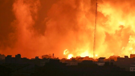 Palästinensische Gebiete, Stadt Gaza: Nach israelischen Luftangriffen auf Gaza steigen Feuer und Rauch aus Gebäuden auf. © AP/dpa Foto: Abed Khaled