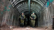 Israelische Soldaten durchsuchen einen Tunnel, der nach Angaben des Militärs von militanten Hamas-Kämpfern für den Angriff auf den Grenzübergang Erez im nördlichen Gazastreifen genutzt wurde. © dpa-Bildfunk Foto: Ariel Schalit