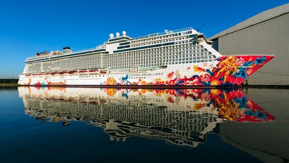 Die Genting Dream liegt im Hafen der Papenburger Meyer Werft. © Ingrid Fiebak-Kremer Foto: Ingrid Fiebak-Kremer