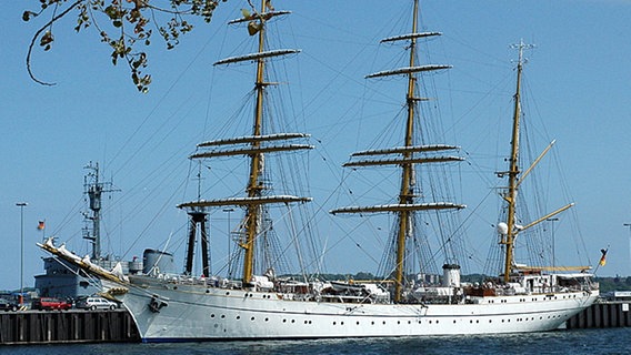 Das Segelschulschiff Gorch Fock liegt in Kiel an der Tirpitzmole. © dpa 