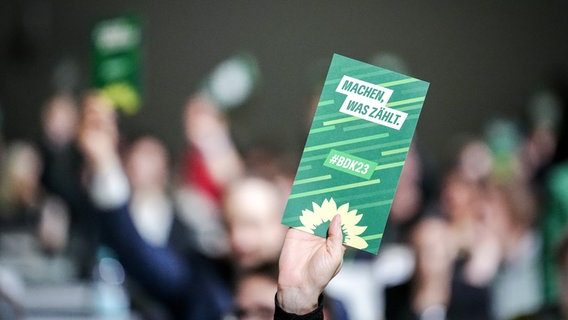 Eine Karte der Grünen mit dem Slogan "Machen, was zählt" wird hochgehalten © Kay Nietfeld/dpa Foto: Kay Nietfeld