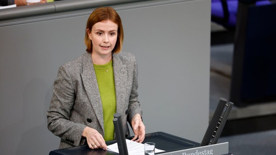 FDP-Politikerin Gyde Jensen spricht im September 2022 im Deutschen Bundestag. © picture alliance / Geisler-Fotopress 