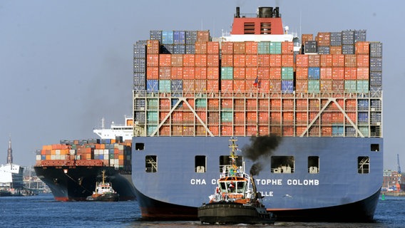 Die "CMA CGM Christoph Colomb" läuft in den Hafen in Hamburg ein. © dpa - Bildfunk Foto: Maurizio Gambarini