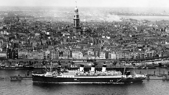 Der Hamburger Hafen mit den Landungsbrücken aus der Luft fotografiert (1931). © NDR Archiv 