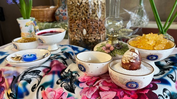 Haft Sin, traditionelles Essen zum persischen Neujahrsfest Nouruz. © picture alliance / NurPhoto | Creative Touch Imaging Ltd 