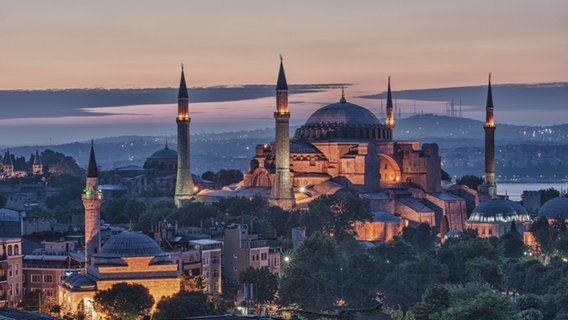 Die Hagia Sophia bei Sonnenaufgang. © IMAGO / imagebroker 