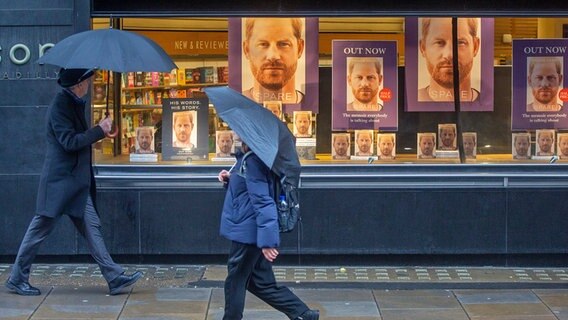 Exemplare und Plakate der neu erschienenen Autobiografie von Prinz Harry mit dem Titel "Spare" sind im Schaufenster einer Buchhandlung zu sehen. © dpa bildfunk/ZUMA Press Wire Foto: Tayfun Salci