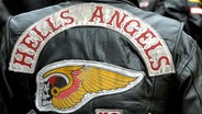 Die Rückseite einer Lederjacke mit der Aufschrift "Hells Angels". © dpa - Bildfunk Foto: Ronald Wittek