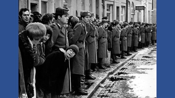 Die Volkspolizei beherrscht am 13. Dezember 1981 das Straßenbild von Güstrow anlässlich des Besuches von Bundeskanzler Helmut Schmidt und SED-Chef Erich Honecker. © picture-alliance / dpa Foto: Wolfgang Weihs