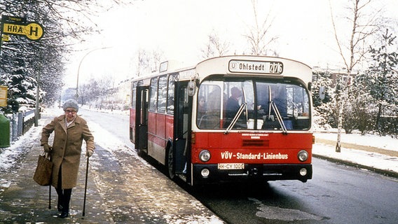 Eine ältere Frau verlässt bei Schnee und Eis einen Linienbus (1976). © Manfred Schwanke Foto: Manfred Schwanke