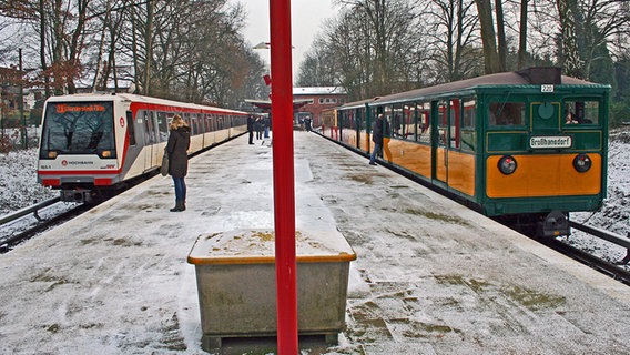 Eine alte und neue U-Bahn-Generation stehen sich am Gleis gegenüber © Manfred Schwanke Foto: Manfred Schwanke
