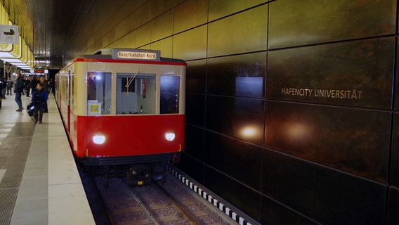 Eine historische U-Bahn hält an der neuen Hafencity Haltestelle © Lutz Achilles Foto: Lutz Achilles