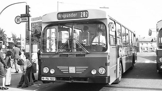 Fahrgäste steigen in einen Bus am Eidelstedter Platz (1970). © K. H. Wangel Foto: K. H. Wangel