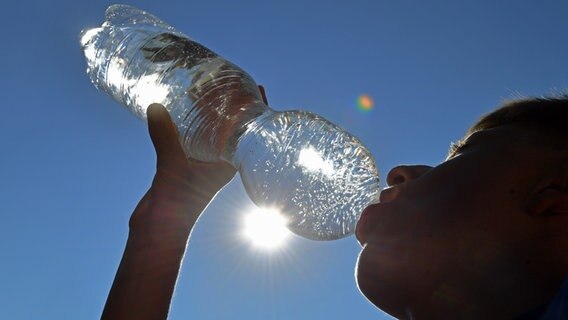Ein Junge trinkt Wasser aus einer Plastikflasche bei großer Hitze im Sommer. © picture alliance / SvenSimon | Frank Hoermann/SVEN SIMON Foto: Frank Hoermann/SVEN SIMON