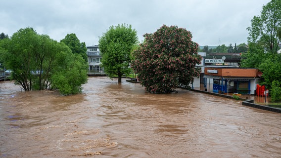 Das Hochwasser der Theel hat Teile der Innenstadt von Lebach überflutet. © picture alliance/dpa Foto: Harald Tittel