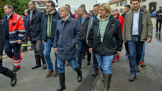 Bundeskanzler Olaf Scholz (SPD) und Ministerpräsidentin Anke Rehlinger (SPD) besuchen den vom Hochwasser betroffenen Ort Kleinblittersdorf im Saarland. © Harald Tittel/dpa 