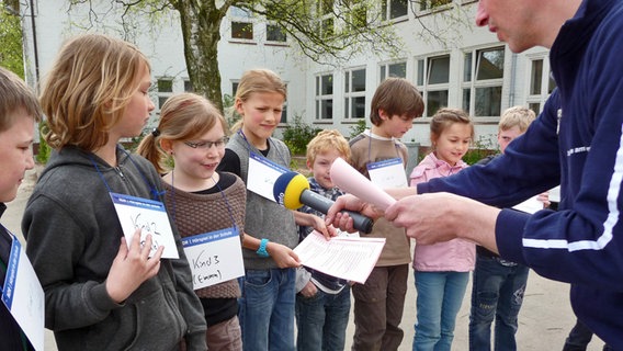 Schüler der Grundschule am Heidberg in Tangstedt nehmen ein Hörspiel auf. © NDR Foto: Janine Lüttmann