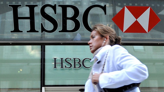 Eine Passantin vor der HSBC in London © picture alliance / dpa-report Foto: Andy Rain