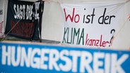Plakate in einem Hungerstreik-Camp im Berliner Regierungsviertel © Sebastian Gollnow/dpa Foto: Sebastian Gollnow/dpa