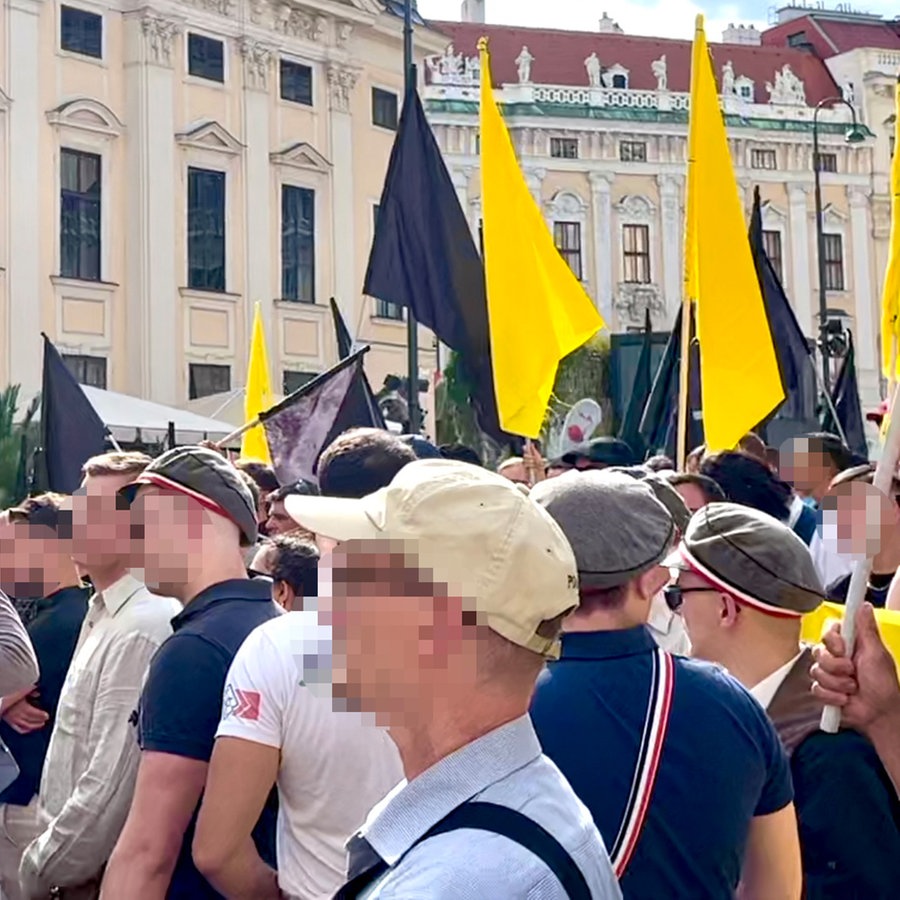 Ein Aufmarsch der Idendtitären Bewegung mit der AfD-und FPÖ-Jugend in Wien (29. Juli 2023). © ARD Foto: Oliver Soos