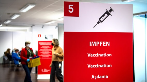 Ein Schild in der Impfstelle Bremen West weist den Weg zu den Impfkabinen. © picture alliance/dpa | Sina Schuldt 