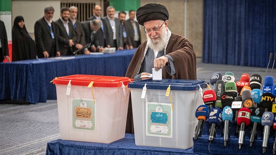 Irans Religionsführer Ajatollah Chamenei gibt seine Stimmen bei den Parlamentswahlen und den Wahlen für den Expertenrat ab. © dpa bildfunk Foto: Arne Bänsch