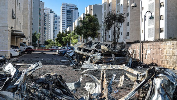 Ein Blick auf die Schäden eines Raketenangriffs aus Gaza in der israelischen Stadt Ashkelon. © Ilia Yefimovich/dpa 