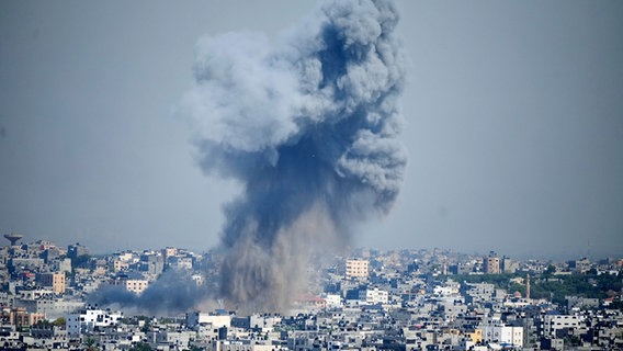 Rauch steigt in Gaza-Stadt von einer Explosion auf, die durch einen israelischen Luftangriff im Gazastreifen verursacht wurde. © dpa-Bildfunk/AP Foto: Hatem Moussa