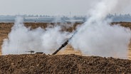 Ein Abschuss aus einem israelischen Artillerie-Geschütz in der Nähe der Grenze zum Gazastreifen. © dpa picture alliance Foto: Ilia Yefimovich