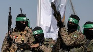 Vermummte palästinensische Kämpfer des militärischen Flügels der Hamas © picture alliance / ZUMAPRESS.com | Foto:  Yousef Masoud