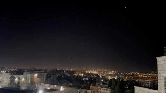 Dieses Videostandbild zeigt, wie Abfangraketen über Jerusalem in den Himmel geschossen werden. Nach dem iranischen Angriff hat es in der Nacht zum Sonntag an verschiedenen Orten in Israel Raketenalarm gegeben. © Sam Mednick/AP 
