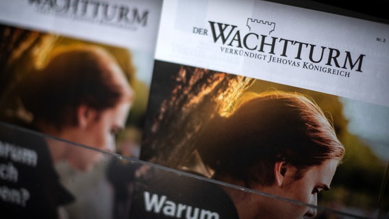 Die Zeitschrift "Wachtturm" © picture alliance/dpa | Sina Schuldt 