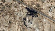 Ein von Maxar Technologies zur Verfügung gestelltes Satellitenbild vom 12. Januar 2024 zeigt Schäden durch Luftangriffe der USA und Großbritanniens auf eine Radaranlage am Flughafen von Sanaa im Jemen. © Maxar Technologies/AP/dpa 