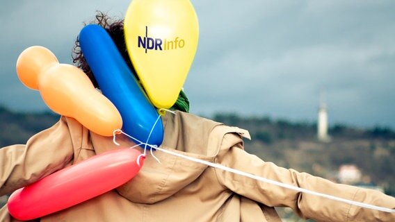 Frau mit Luftballons © photocase Foto: Jonathan Schoeps