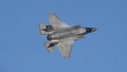 Ein F-35 Kampfflugzeug am Himmel. © picture alliance / empics Foto: Joe Giddens